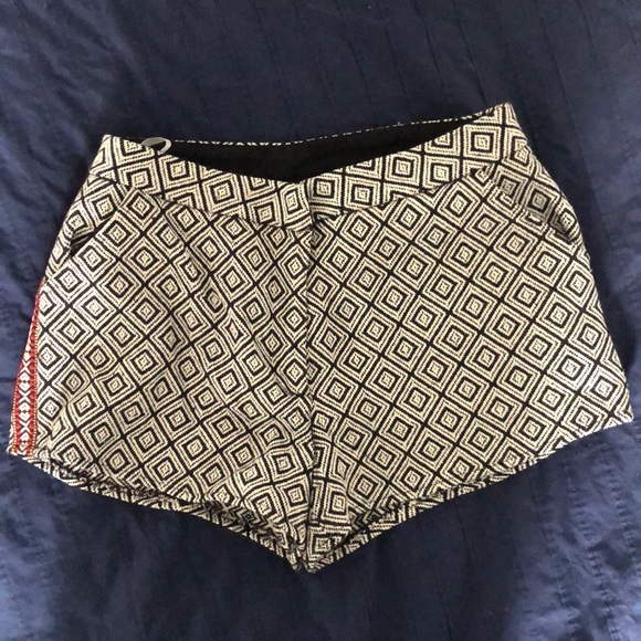 Lovers + Friends Black Patterned Shorts - Picture 1 of 3